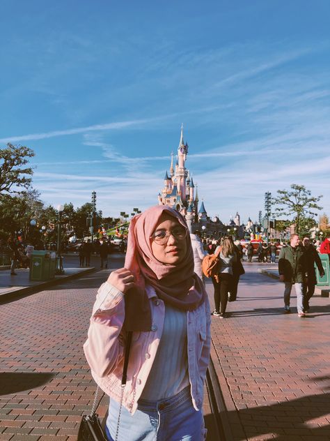 Outfits Hijab, Hijab Ootd, Disney Themed Outfits, Outfit Hijab, Disneyland Outfits, Tokyo Disneyland, Hijab Outfit, Themed Outfits, Disneyland Paris