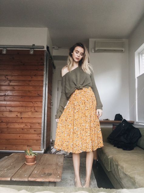 I love the look of a sweater and a skirt Boho Yellow, Acacia Brinley, Black Pinterest, Yellow Skirt, Spring Jewelry, A Skirt, Mode Inspo, Colby, Color Combination