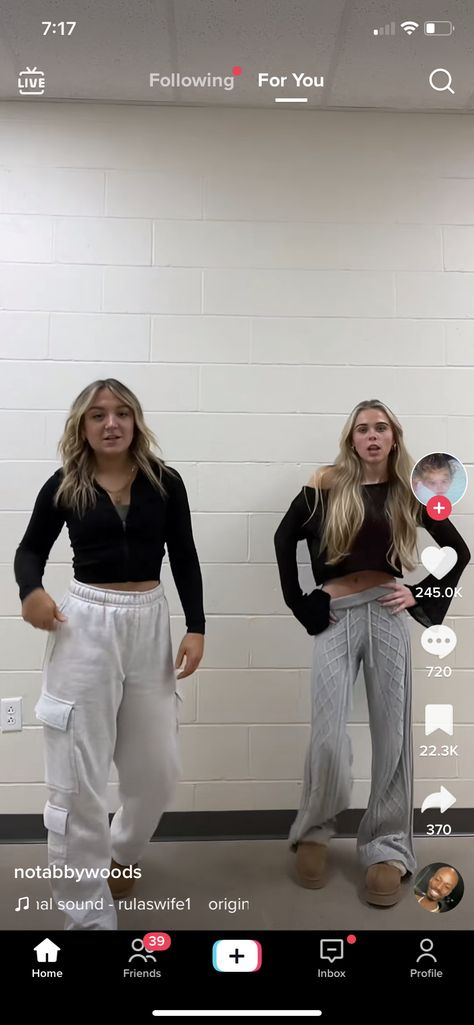 Open Leg Sweatpants Outfit, Jean Outfit School, Sweatpants And Tank Top Outfits, Sweatpants Outfit Lazy, Outfit Sweatpants, Girl Sweatpants, Cozy Outfits, Crazy Outfits, Wide Leg Sweatpants