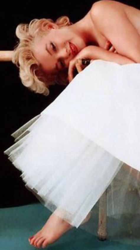 The Ballerina Series by Milton Greene in October of 1954 Rare Marilyn Monroe, Milton Greene, Marilyn Monroe Art, Joe Dimaggio, Marilyn Monroe Photos, Norma Jean, Norma Jeane, Blonde Bombshell, Vintage Hollywood