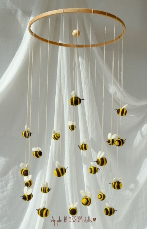 paper crafts crafts with wool Bumble bee mobile Waldorf inspired. Bumble Bee Nursery Bee Crafts Co Bumble Bee Mobile, Bumble Bee Nursery, Bee Mobile, Bee Nursery, Dekorasi Bohemia, Winnie The Pooh Nursery, Baby Room Inspiration, Nursery Room Inspiration, Pola Gelang