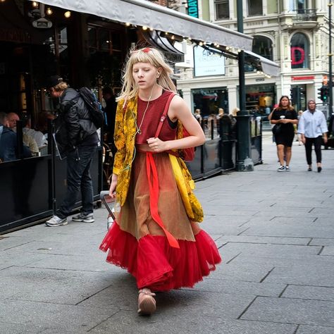 1,593 Me gusta, 32 comentarios - Maris 🐉🌱 (@a_different_kind_of_feline) en Instagram: "How surreal would it be to see Aurora just walking down the street like this?! 🐞🏵 . . . . 📷: Harald…" Aurora Goddess, Aurora Fashion, Retro Skater, Aurora Aksnes, Walking Down The Street, Queen Fashion, Pretty Clothes, Mode Inspiration, Aurora Borealis