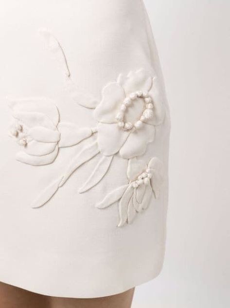 Fashion Details Unique, White On White Embroidery, Haute Couture Embroidery, Haute Couture Details, Couture Embroidery, Couture Details, Embroidered Skirt, Clothing Details, Embroidery Fashion