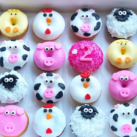 Nana Sprinkles Bakeshop on Instagram: “Udderly adorable but sooo many caption options.......gimme your best caption🍩🐮🐷🐔🐤🐑. #minidonuts #farmanimals #2yearold #birthday #baked…” Donut Animals, Farm Animal Cupcakes, Farm Cookies, Cowboy Theme Party, Themed Treats, Cute Christmas Cookies, Farm Animal Party, Farm Animals Birthday Party, Farm Themed Birthday Party