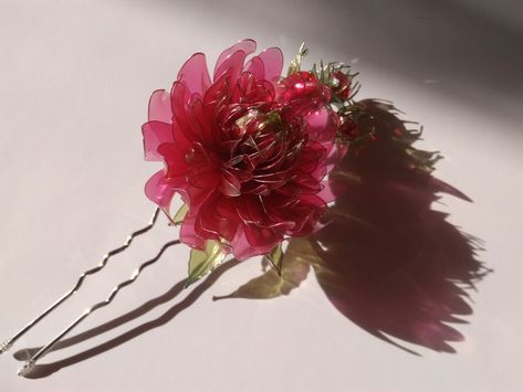 Dahlia hair pin. Kandzashi made by wire and resin. Dahlia Jewelry, Wire And Resin, Dalia Flower, Resin Flowers, Hair Pin, Flower Jewellery, Little Sisters, Dahlia, Hair Pins