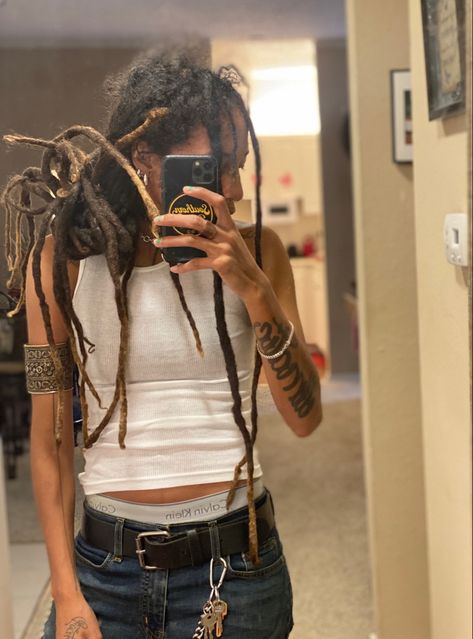 Hairstyles For Men Dreads, Styling Dreads, Dreadlock Mullet, Freeform Locs Women, Dreads Hairstyles For Men, Mullet Locs, Retwist Locs Style, Rasta Woman, Locs Dyed