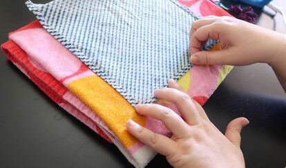 This is a guide to making a DIY handkerchief. Learn how to make a handkerchief, or men's pocket square, with this easy step-by-step sewing tutorial. How To Make A Handkerchief, Diy Handkerchief, Handkerchief Diy, Handmade Handkerchiefs, Pocket Handkerchief, Overlock Machine, Wedding Handkerchief, Christmas Crafts For Gifts, Fabric Scissors