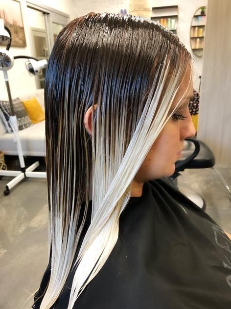 How to Use the Wet Balayage Technique to Boost and Brighten Dull Ends - Hair Color - Modern Salon Wet Balayage, Cabelo Ombre Hair, Black And White Hair, Perfect Blonde Hair, Balayage Technique, Kadeřnické Trendy, Hair Color Formulas, Hair Techniques, Hair Color Techniques