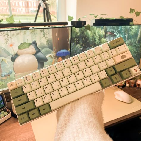 #keyboard #keycaps #customkeyboard #mechanicalkeyboards #pcsetup #setup #setupgamer #greenaesthetics #pokemon #green Sage Green Keyboard, Green Pc Setup, Green Gaming Room, Green Gaming Setup, Green Setup, Aesthetic Keyboards, Green Keyboard, Keyboard Aesthetic, Pokemon Green