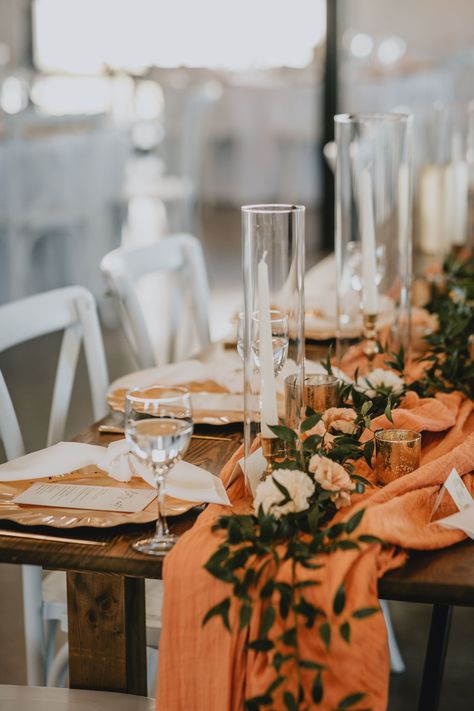 Terracotta And Copper Wedding, Rust Spring Wedding, Grey And Orange Wedding Theme, Summer Terracotta Wedding, Terracotta And Greenery Wedding, Orange Wedding Decor, Orange Wedding Theme, Simple Wedding Ideas, Orange Wedding Themes