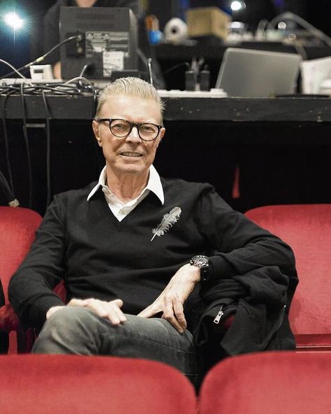 David Bowie 🌐 en Instagram: “David Bowie during the Lazarus rehearsals in 2015. #BowieForever . . #davidbowie #bowie #lazarus #2015 #ziggystardust #davidbowieforever…” Angela Bowie, Duncan Jones, Ronnie Spector, Aladdin Sane, First Ladies, Major Tom, Iggy Pop, Dorian Gray, Ziggy Stardust