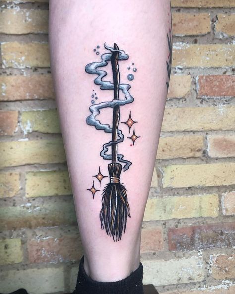 Isa Santana on Instagram: “#witchtattoo #witch #magictattoo #harrypottertattoo #girlswithtattoos #girlswithtattoos #traditionaltattoo #traditionaltattoos…” Cute Witch Tattoo Ideas, Witch Tattoos For Women, Broom Tattoo, Tattoo Dream, Witchcraft Tattoos, Bunny Tattoo, Magic Broom, Wiccan Tattoos, Pencil Drawing Images