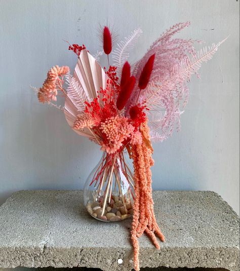 Red Dried Flower Arrangement, Bright Dried Flower Arrangements, Dried Bud Vases, Dried Floral Arrangements Wedding, Floral Sculpture Art, Dry Flowers Arrangements, Feather Floral Arrangements, Boho Dried Flower Arrangements, Minimal Floral Arrangements