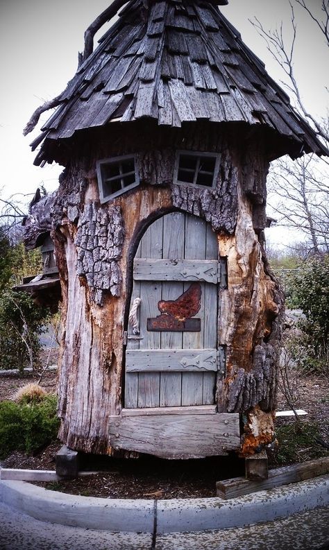 Enchanted Fairy-Tale Home | 21 Positively Dreamy Chicken Coops Tree stump chicken coop - Lord of the rings style Tree Stump House, Stump House, Coop Design, Chicken Coop Designs, Building A Chicken Coop, Chicken House, Chicken Coops, Tree Stump, Raising Chickens