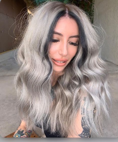 Reverse Money Piece, Reverse Money Piece Hair, Money Piece Hair Ideas, Silver Purple Hair, Dark Silver Hair, Silver Hair Color Ideas, Purple Brown Hair, Money Piece Hair, Silver Ombre Hair