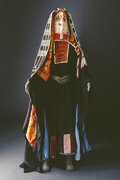 Harbe thobe, from very extensive site on Saudi traditional costume. From area around Medina. ("The region in which al-Madinah sits was dominated by the great bedouin tribe of Harb. They conducted the caravan trade between central Najd, al-Madinah, Makkah and Jeddah.") Saudi Traditional, Saudi Women, Arabic Dress, Virtual Museum, المملكة العربية السعودية, Arab Fashion, Traditional Costume, Traditional Fashion, Folk Costume