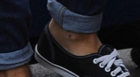 This is louis`s screw tattoo. I really want one Screw Tattoo, Louis Harry, Tattoo Ankle, Tattoos Meaning, Big Board, One Direction Photos, Five Guys, One Direction Harry, Louis And Harry