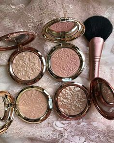 Hilighter Makeup Faces, Highlighter Aesthetic Makeup, Highliters Make Up, Highlighter Makeup Products, Best Contouring Makeup, Mac Makeup Products, Mac Highlighter, Rosa Make-up, Soft Make-up