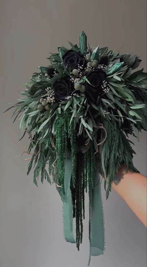 Emerald Green Wedding Theme, Gothic Wedding Theme, Forest Green Wedding, Dark Green Wedding, Dark Wedding Theme, Black Bouquet, Green Wedding Bouquet, Cascading Bouquet, Forest Theme Wedding