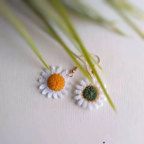 Free Daisy Earrings Pattern Pattern Step By Step, Micro Crochet, Crochet Earrings Pattern, Crochet Mandala Pattern, Mini Crochet, Step By Step Crochet, Crochet Butterfly, Crochet Daisy, Fun Crochet