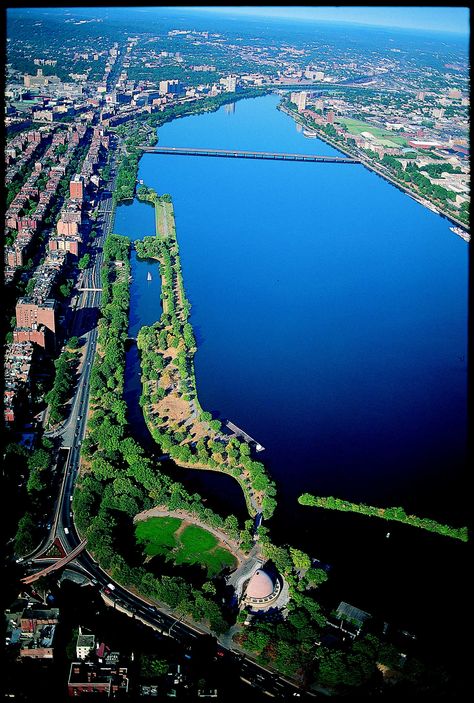 Need a new running/bike route? Head down towards the Charles River Esplanade! Charles River Boston, Boston Esplanade, Boston Postcard, Boston Activities, Historic Boston, Boston Pictures, Boston Freedom Trail Map, Boston History, Puerto Rico Trip