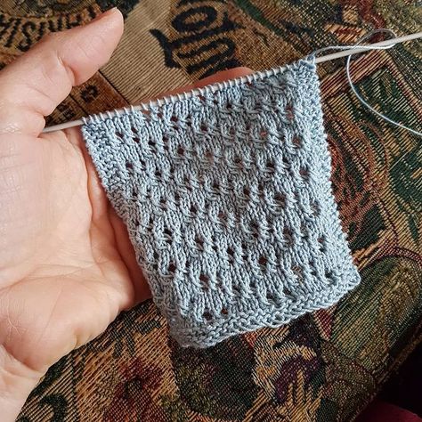 Susan Mattinson on Instagram: “Miniature throw blanket #2 in progress! #miniature #miniatures #miniatureknitting #dollhouseminiatures #dollhouse #handmade #diy…” Miniature Knitting, Knitting Paterns, Miniature Ideas, Miniature Quilts, Diy Dollhouse, Awesome Things, Knitted Blankets, Arm Warmers, Dollhouse Miniatures