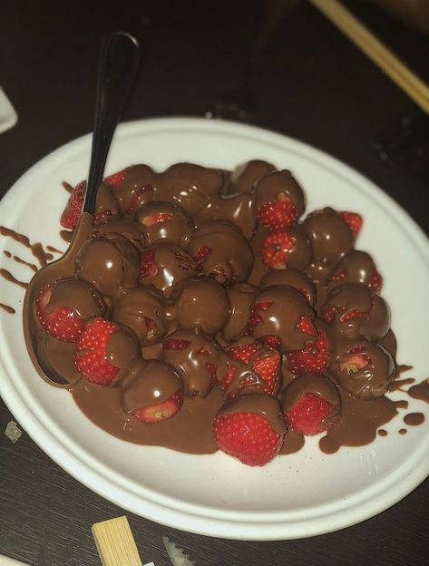 17 Doğum Günü, Eating Food Funny, Food Instagram, Food Gallery, Makanan Diet, Delicacy Food, Think Food, Covered Strawberries, Snap Food