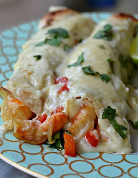 Creamy Shrimp Enchiladas bring together fresh shrimp, shallots, red bell pepper and garlic all wrapped up in a creamy Monterrey Jack cheese sauce. Chicken And Shrimp Enchiladas, Shrimp Burrito Recipe, Shrimp Mexican, Creamy Shrimp Enchiladas, Shrimp Enchiladas Recipes, Seafood Enchiladas, Lunch Quick, Shrimp Enchiladas, Shrimp Taco