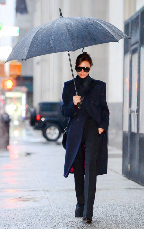 These 12 Rainy-Day Outfit Ideas Prove That Style Is 100% Waterproof Rainy Weather Outfits, Rainy Day Outfit Winter, Cold Rainy Day Outfit, College Outfits Cold Weather, Rainy Day Outfit For School, Rainy Day Outfit For Work, College Outfits Spring, Rain Outfit, College Outfits Winter