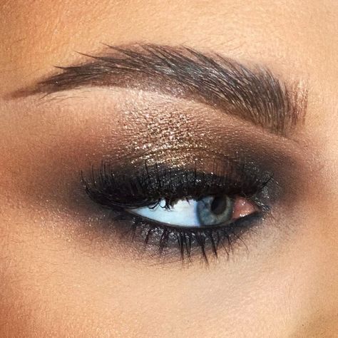 Eye Smokey Makeup, Glam Makeup Gold, Gold Makeup Glitter, Eye Makeup Soft Glam, Eye Makeup Lashes, Eye Makeup Soft, Makeup Soft Glam, Gold Glitter Makeup, Halo Eye Makeup