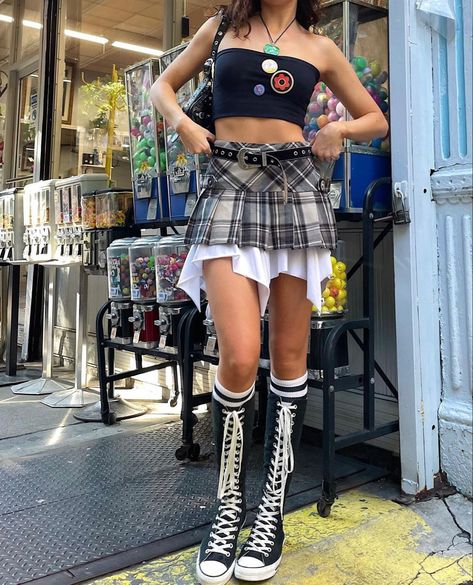 Pleated Mini Skirt Outfit Summer, Plaid Pleated Skirt Outfit, Tube Skirt Outfit, Plaid Mini Skirt Outfit, Mini Skirt Outfit Ideas, Pleated Mini Skirt Outfit, Mini Skirts Outfits Summer, Outfit Ideas Stylish, Mini Skirt Outfit