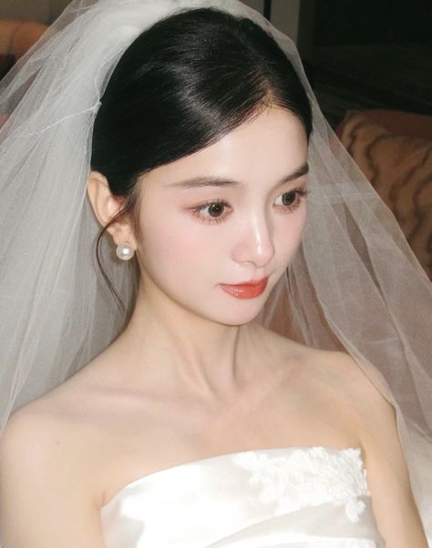 Korean Wedding Hair, Asian Wedding Hair, Korean Bride, Soft Natural Makeup, Wedding Reception Backdrop, Hairdo Wedding, Bridal Makeup Wedding, Korean Wedding, Hair Arrange