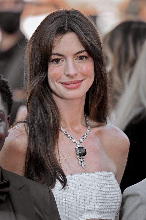 Anne Hathaway Shoulder Length Hair, Ann Hathaway Hair Color, Anne Hathaway Curtain Bangs, Ann Hathaway Hair, Anne Hathaway Hair Color, Anne Hathaway Bangs, Anne Hathaway Haircut, Anne Hathaway Hair, Summer Wedding Hairstyles