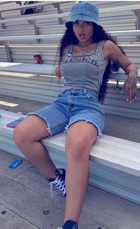 Short Overalls Outfit Black Women, Overall Shorts Outfit Black Women, 90s Outfit Shorts, Cute Mall Outfit Summer, Long Jean Shorts Outfit Black Women, Mall Fits Summer, Tom Boy Summer Outfits, Tomboy Shorts Outfit, Tomboy Outfits Shorts