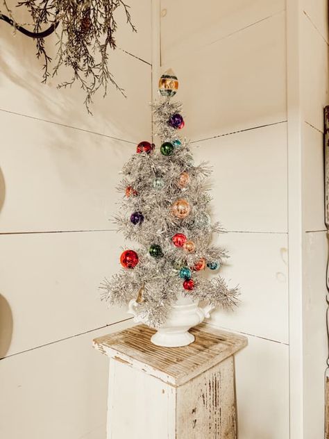 DIY Faux Vintage Aluminum Christmas Tree Tutoria Diy Faux Christmas Tree, Diy Aluminum Christmas Tree, Diy Tinsel Christmas Tree, Aluminum Tree Decorating, Aluminum Christmas Tree Decorating, Diy Glass Christmas Tree, Spray Paint A Christmas Tree, Diy Tinsel Tree, Christmas Tree Dollar Tree