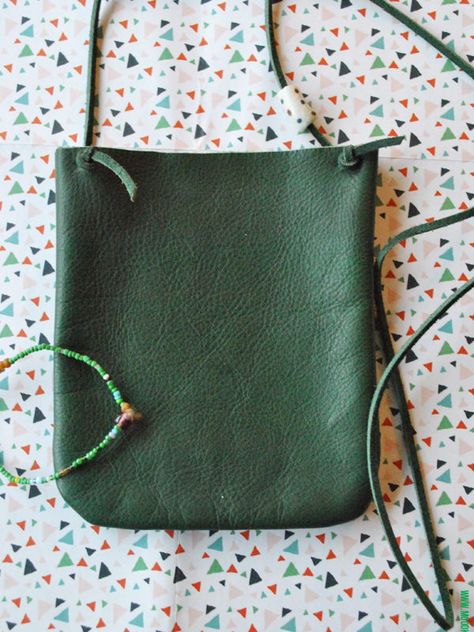 Tasje van leer maken; Stap voor stap uitleg met foto's hoe je zelf in slechts 5 minuten een tasje van leer in elkaar zet. Cash Envelope Wallet, Iphone Bag, Leather Craft Projects, Micro Bag, Small Leather Bag, Minimalist Bag, Vintage Leather Bag, Creation Couture, Leather Projects