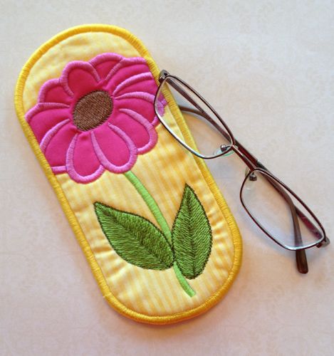 In The Hoop :: Women's Accessories :: Flower Eyeglass Case - Embroidery Garden In the Hoop Machine Embroidery Designs Brother Se400, Embroidery Quilts, Embroidery Garden, Machine Embroidery Thread, Hoop Projects, Ith Embroidery, Japanese Sewing, Hoop Embroidery, Machine Pattern