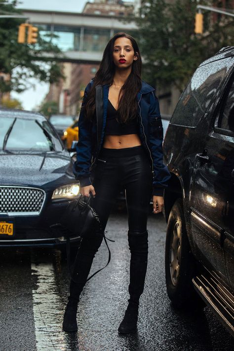 Yasmin Wijnaldum Street Style, Yasmin Wijnaldum, Street Style 2018, Models Backstage, Estilo Hippie, Model Street Style, Black Leather Pants, Victoria Secret Fashion, Street Fashion Photography