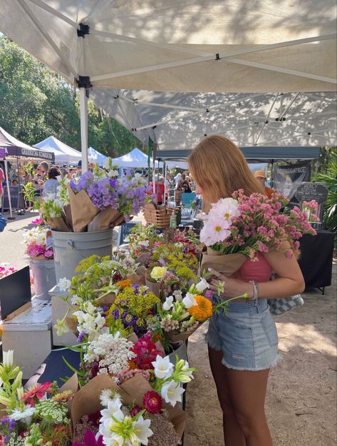 Farmers Market Stand, Amsterdam Photos, Green Jeep, Vsco Pictures, Summer Picture Poses, Spring Air, Flower Farmer, Europe Photos, Cut Flower Garden