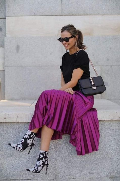 Long Skirt Outfits For Summer, Pleated Skirt Outfits, Sweater Skirt Outfit, Satin Pleated Skirt, Metallic Pleated Skirt, Long Skirt Outfits, Outfit Mujer, Purple Outfits, Pleated Skirts