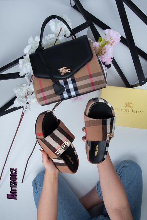 Bag Shelves, Burberry Slides, Matching Shoes And Bag, Leather Bag Tutorial, Bag Types, Burberry Purse, Purse Outfit, Bag Template, Trendy Purses