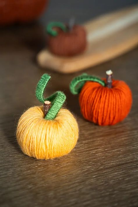 DIY Toilet Paper Roll Yarn Pumpkins Pumpkin Made With Toilet Paper Roll, Toilet Paper Roll Crafts With Yarn, Toilet Paper Roll Pumpkins Diy, Toilet Paper Pumpkins Diy, Toilet Paper Roll Pumpkins, Yarn Pumpkins Diy, Pumpkin Toilet Paper Roll, Diy Hair Bun, Yarn Pumpkins