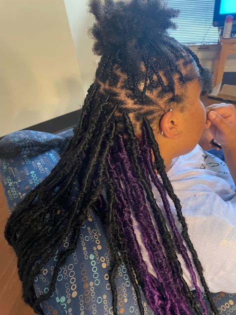 Black and purple faux locs Black And Purple Faux Locs, Black And Purple Soft Locs, Purple Faux Locs Black Women, Black And Purple Locs, Purple Soft Locs, Dark Purple Locs, Purple Faux Locs, Purple Locs, Boho Locs