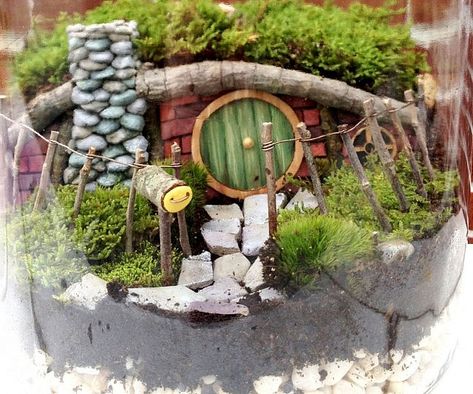 Transform your budding terrarium into the Shire with help from this hobbit house terrarium set. The kit includes everything you'll need to recreate Bag End, from a small version of the iconic domicile to yard accessories like a stone walkway and wooden fence. Hobbit Terrarium, Yard Accessories, House Terrarium, Hobbit Garden, Hobbit Door, Bag End, House Craft, Hedgehog House, Stone Walkway