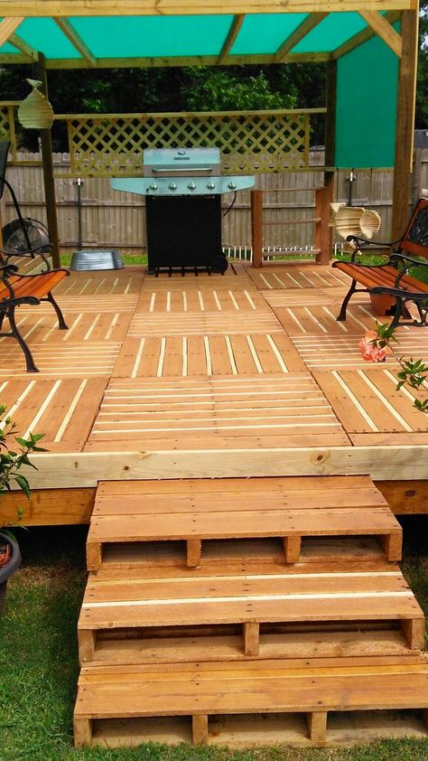 Tiny House Porch, Pallet Deck Diy, Pallet Patio Furniture Diy, Pallet Deck, Deck Diy, Pallet Building, House Porch, Garden Pallet, Backyard Shade