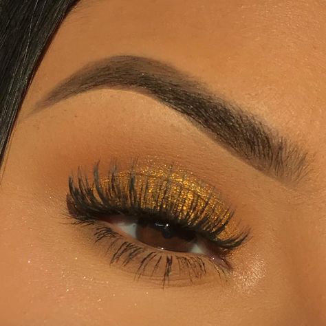 Gold sunset eyeshadow Makeup For Yellow Outfit, Eyeshadow Dark Skin, Sunset Eyeshadow, Yellow Eye Makeup, Gold Sunset, Makeup Eyebrows, Yellow Eyeshadow, Soft Eyes, Bold Eyes