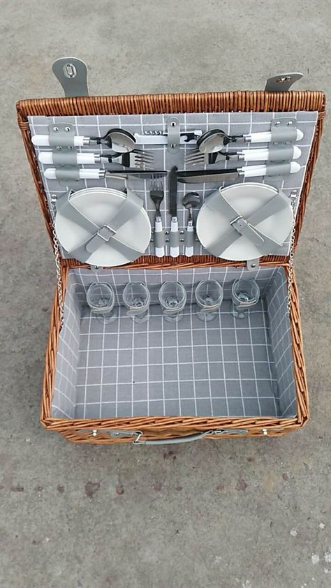 Picnic Basket Diy, Luxury Picnic Basket, Hamper Diy, Picnic Date Food, Picnic Basket Set, Basket Picnic, Bon Point, Picnic Hamper, Picnic Inspiration