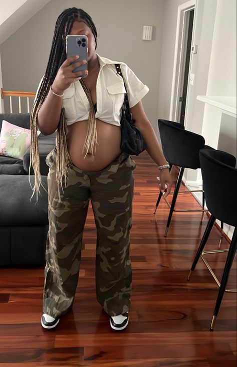 Fly Pregnant Outfits, Pregnant Outfits Black Women, Baby Vacation, Summer Pregnancy Outfits, Cute Diaper Bags, Pregnant Outfits, Trendy Maternity Outfits, Maternity Looks, Tomboy Look