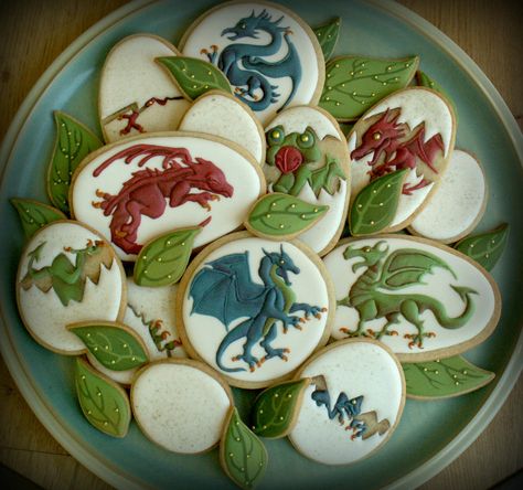 Dragon platter  Oh, wow, love it!  Wouldn't be able to decided whether to eat them or just look at them!!  lol Dragon Cookies Decorated, Cake Dragon, Decorated Biscuits, Cake Purse, Dragon Cupcakes, Purse Cakes, Camo Wedding Cakes, Pink Cakes, Dragons Love Tacos