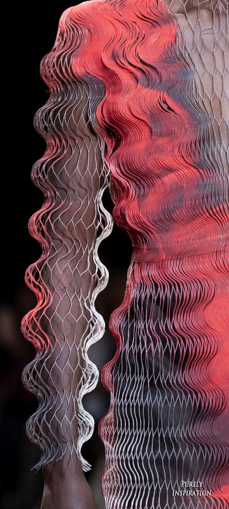 Iris Van Herpen Haute Couture SS2019 | Purely Inspiration Iris Van Herpen Details, Tritanopia Aesthetic, Iris Van Herpen Inspiration, Iris Van Herpen Architecture, Movement In Nature, Iris Van Herpen Aesthetic, Futuristic Textiles, Iris Van Herpen Sketchbook, Iris Van Herpen Couture